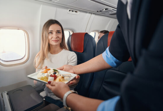 Stvarni razlog zbog kojeg vam se čini da je hrana u avionu bljutava