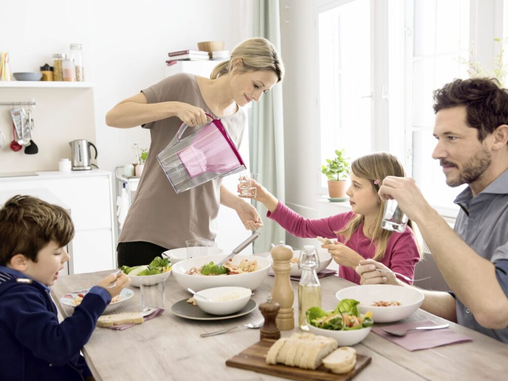 17_Marella_C_Basic_Berry_Family_Kitchen_Tabel_Food_Mother_Pouring_MXPlus_128023_0_158078_0