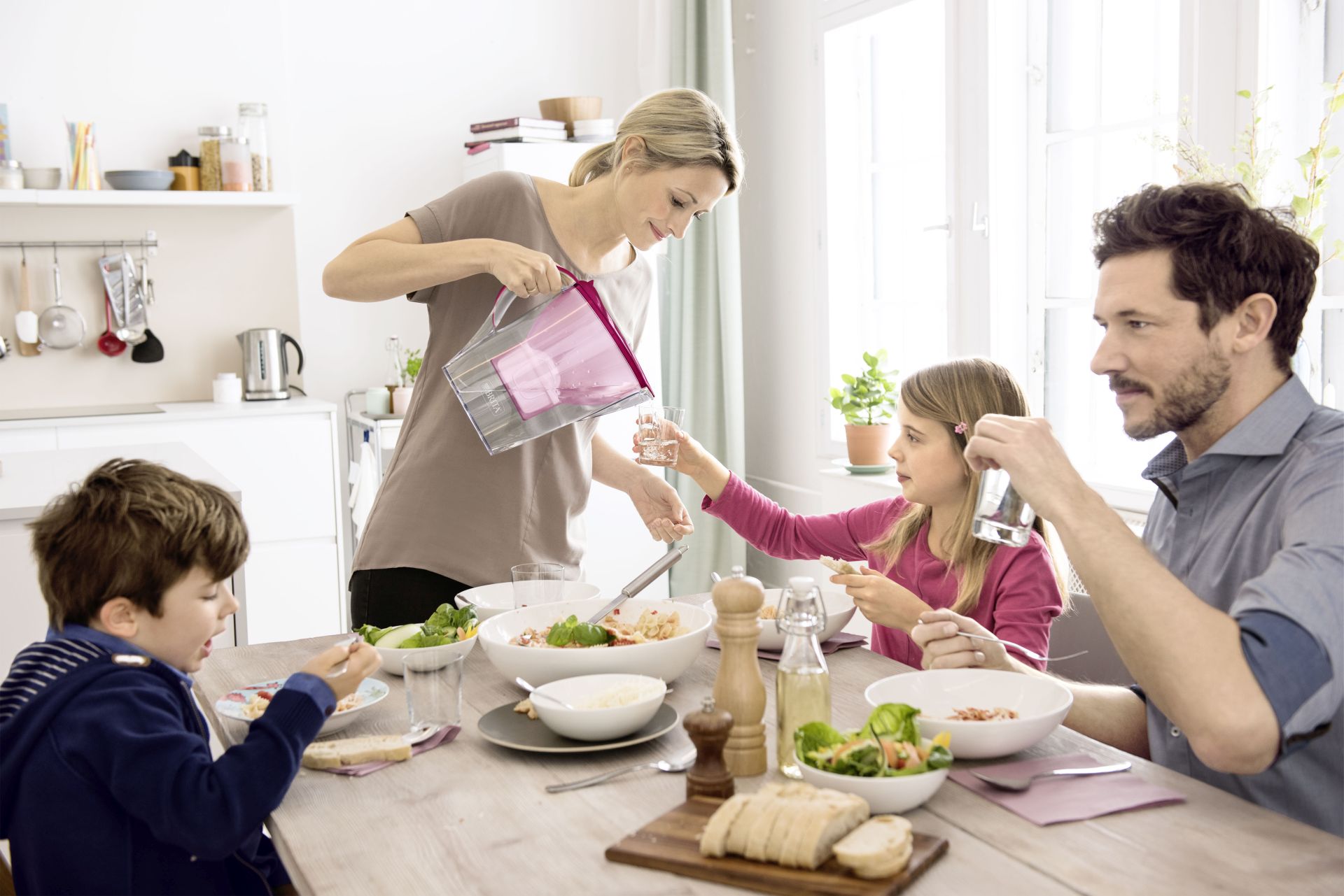 17_Marella_C_Basic_Berry_Family_Kitchen_Tabel_Food_Mother_Pouring_MXPlus_128023_0_158078_0