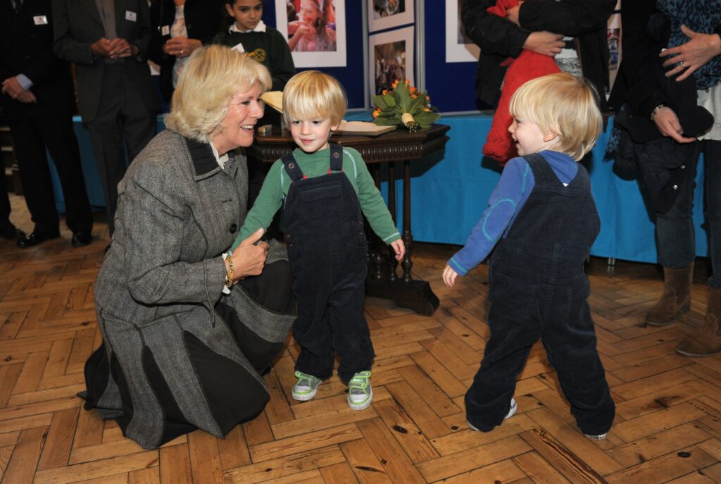 Camilla Parker Bowles s unucima Gusom i Louisom 2012. godine