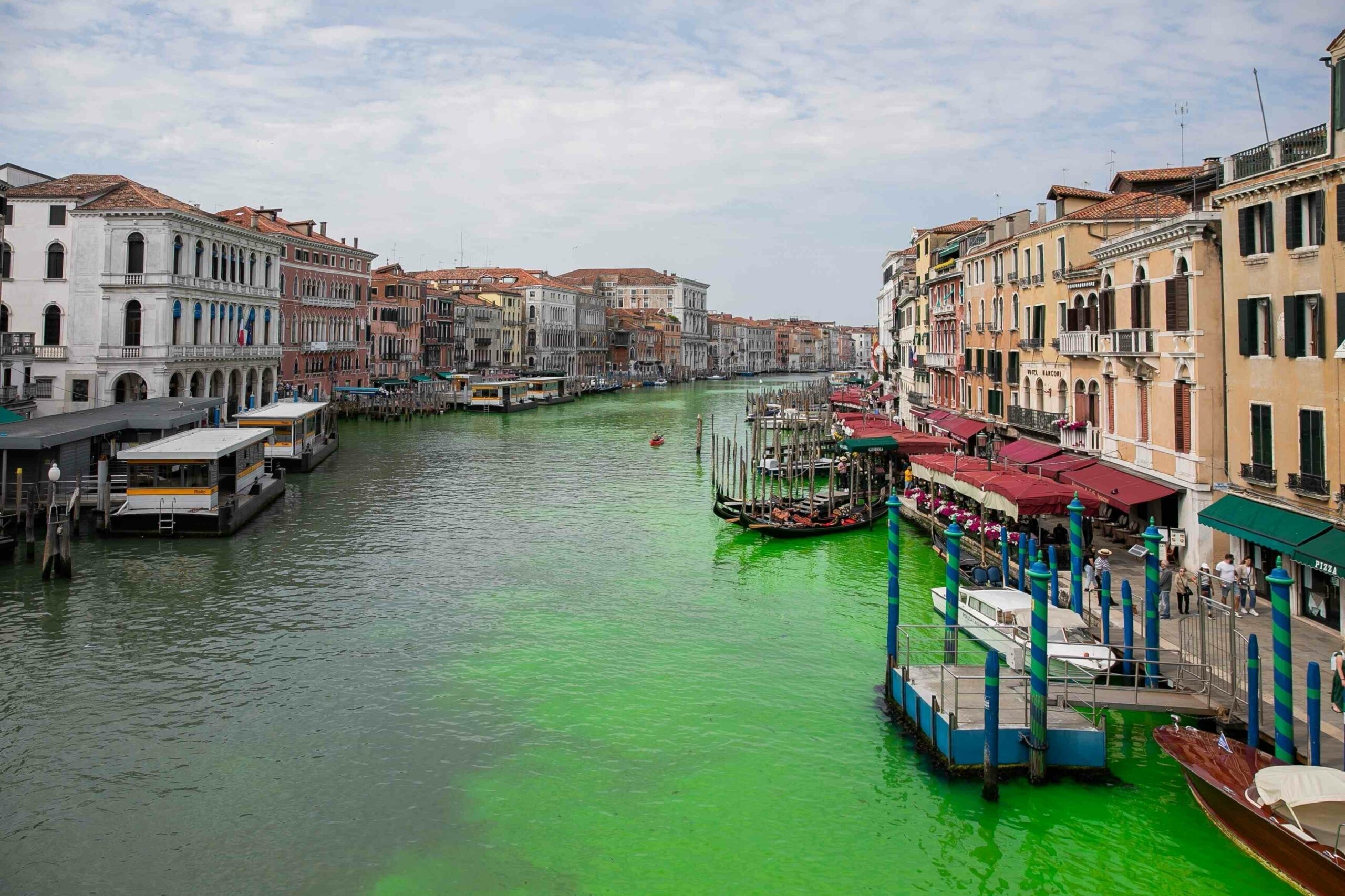 Voda u venecijanskom kanalu