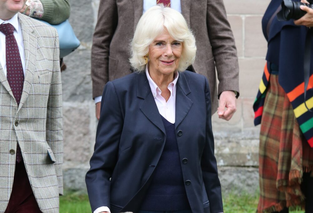 Kraljica Camilla u trapericama