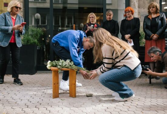 Svečanost postavljanja kamena spoticanja_učenici postavljaju kamen spoticanja