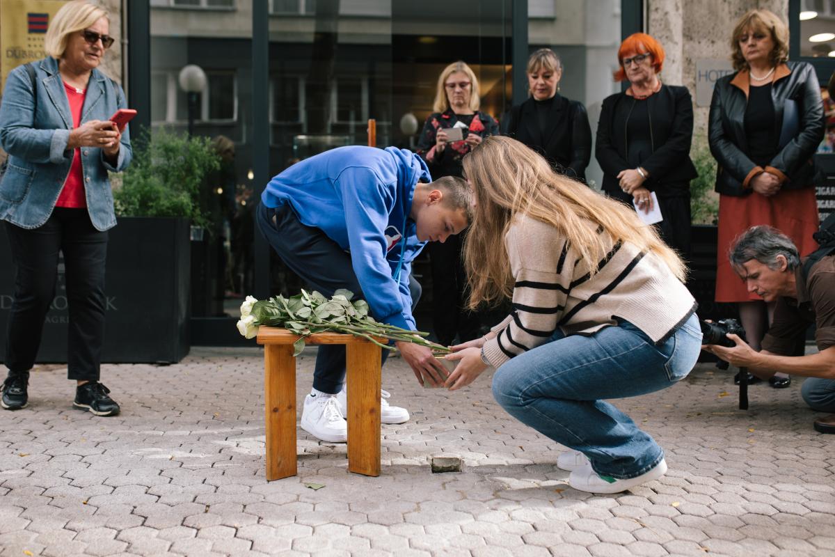 Svečanost postavljanja kamena spoticanja_učenici postavljaju kamen spoticanja