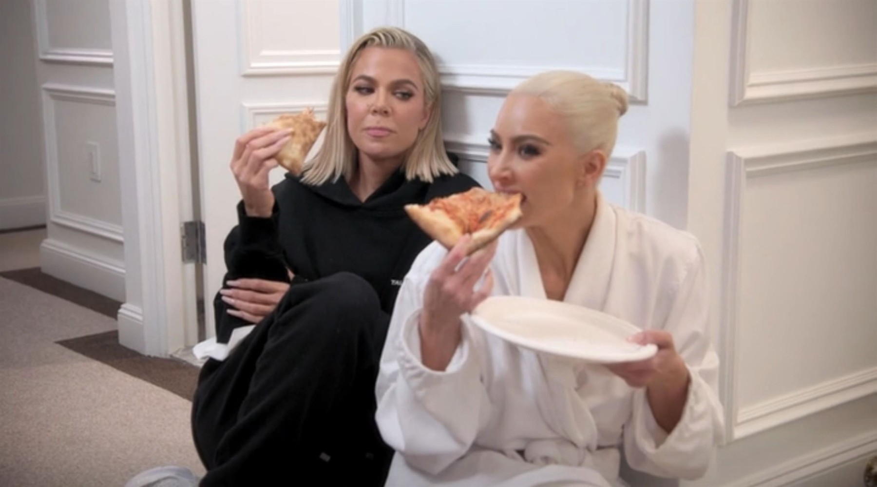 Kim Kardashian jede pizzu