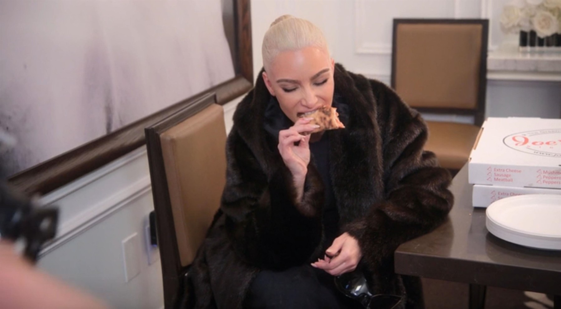 Kim Kardashian jede pizzu 
