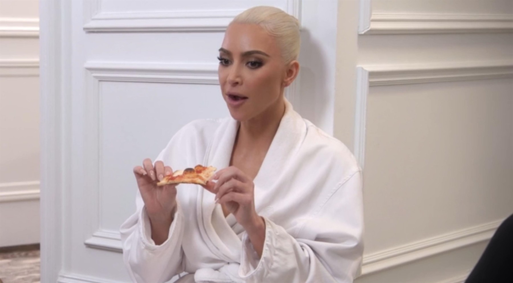 Kim Kardashian jede pizzu 