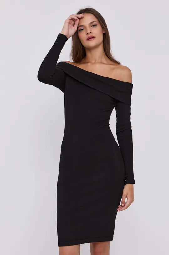 crna haljina sa spuštenim ramenima