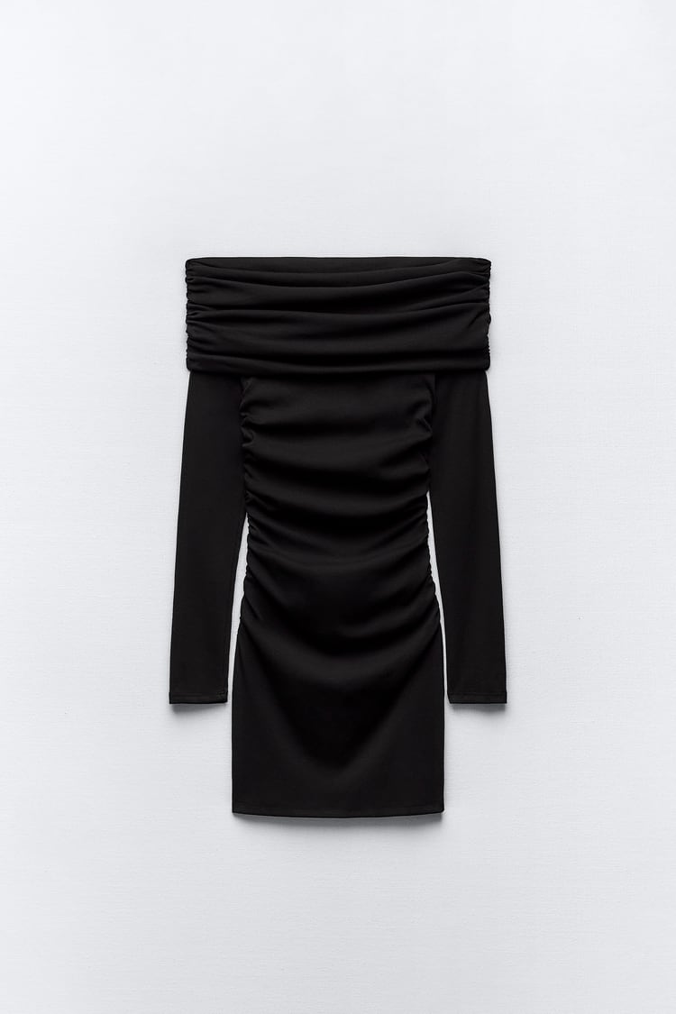 crna haljina sa spuštenim ramenima