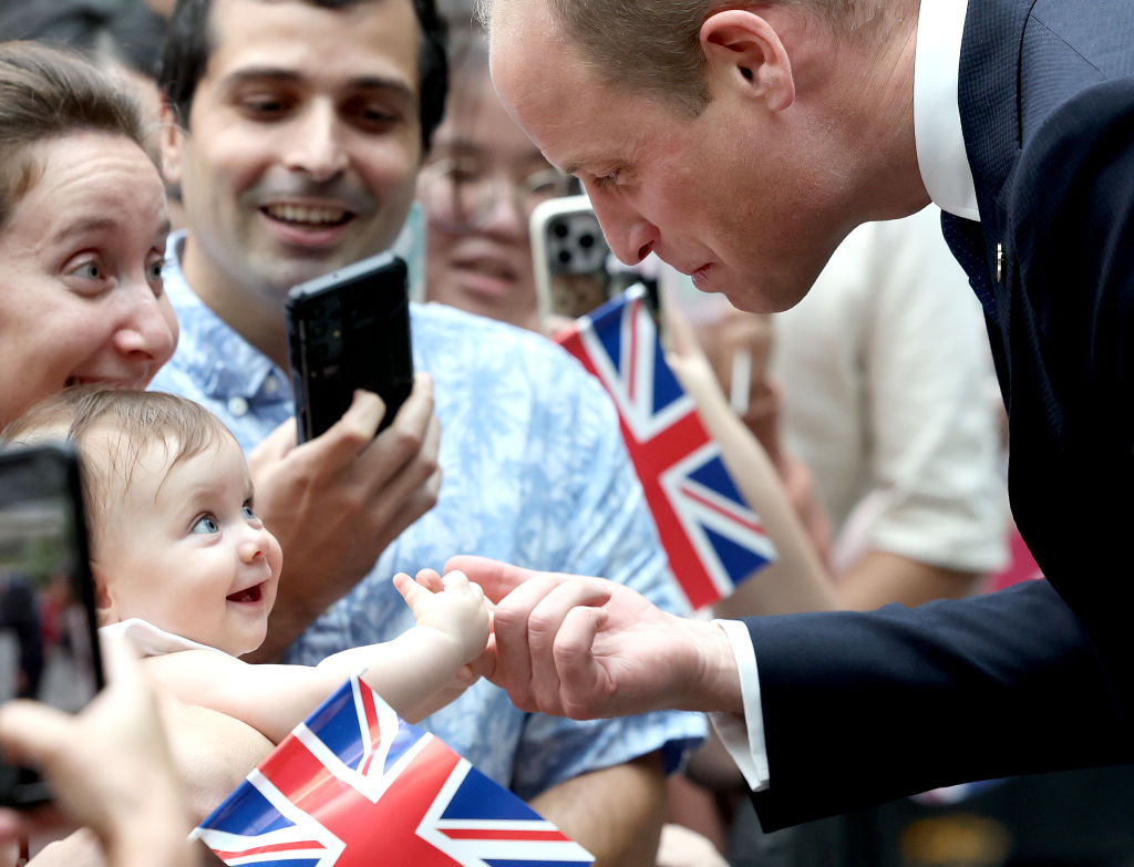 princa Williama beba gricnula za prst