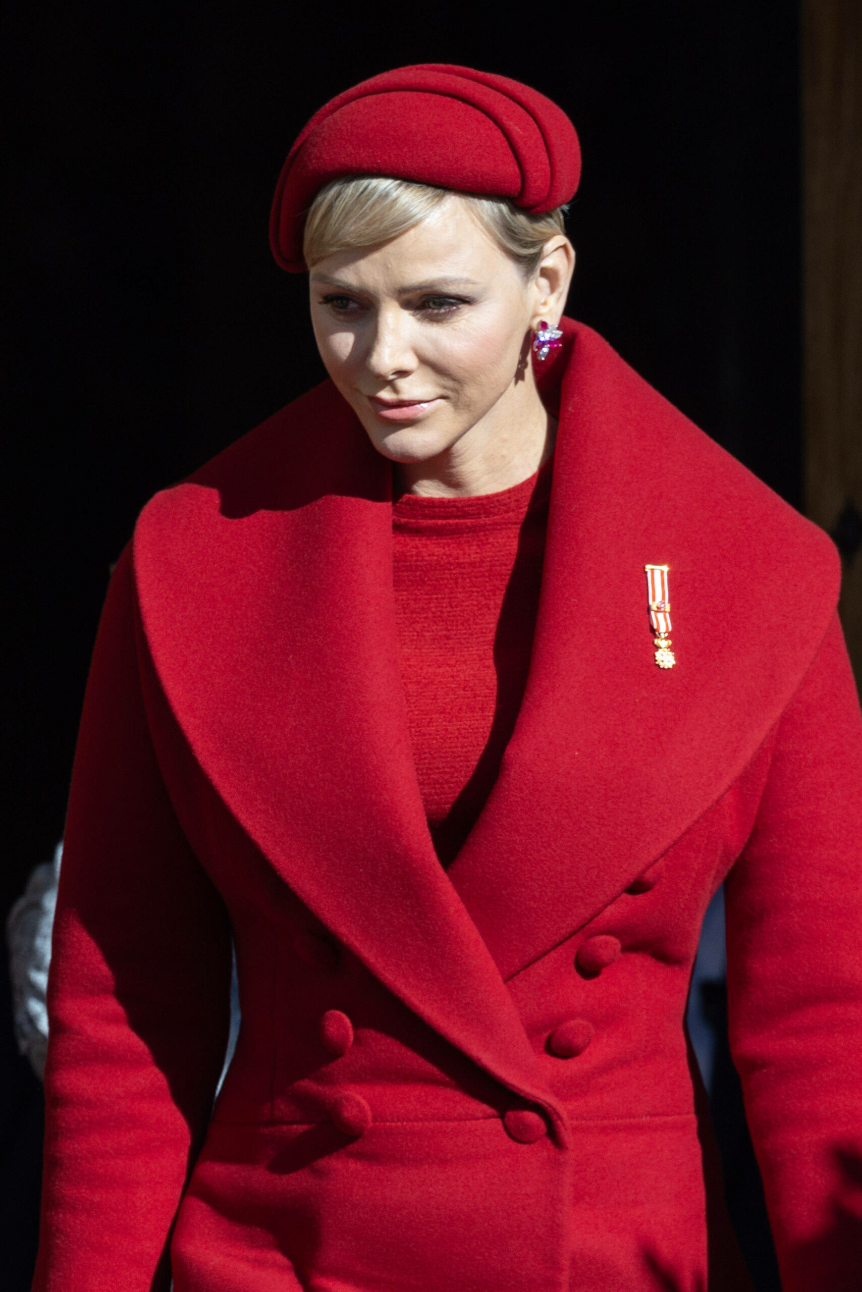 crveni kaput princeze Charlene