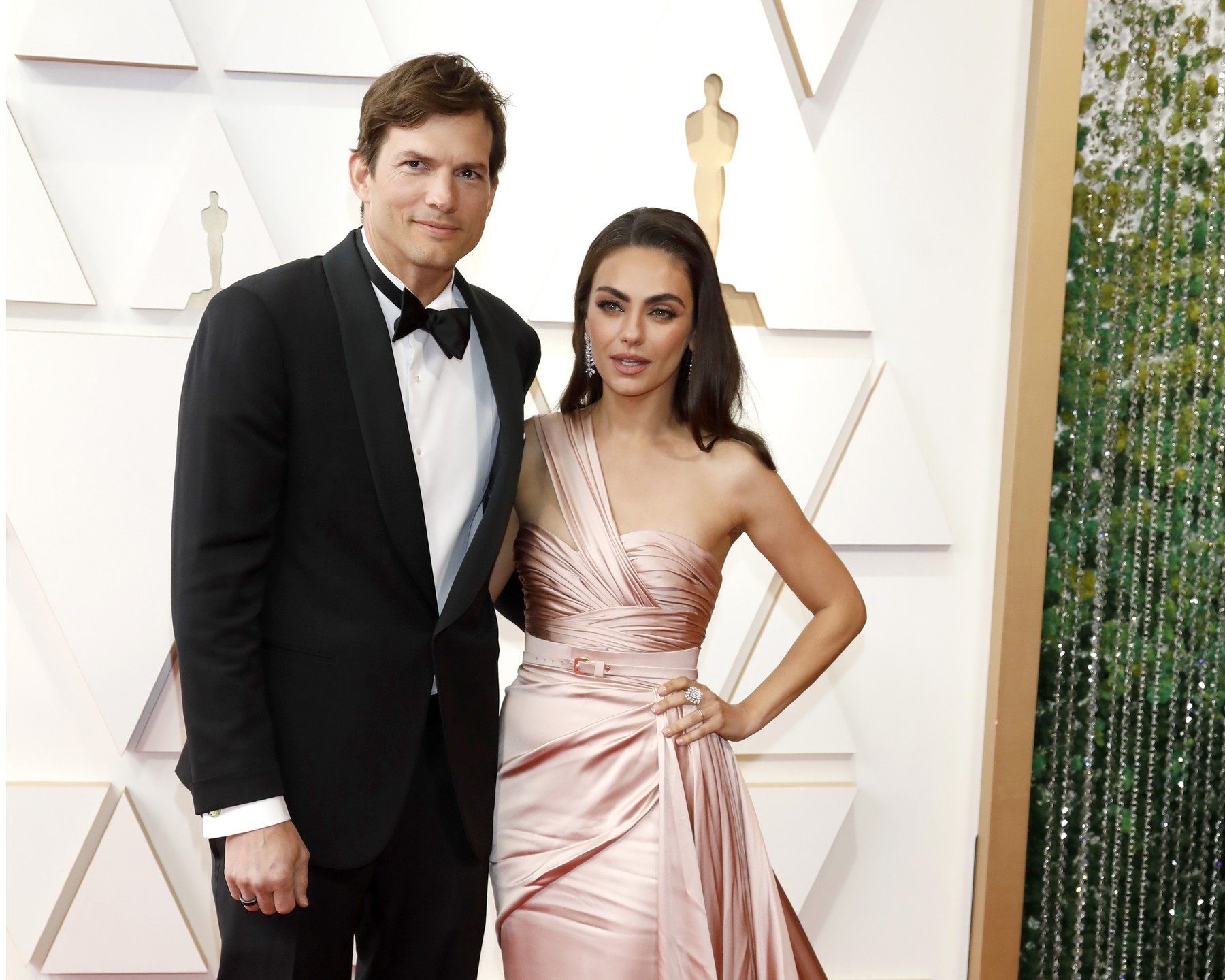 Ashton Kutcher i Mila Kunis jedan su od omiljenih holivudskih parova koji sve odluke donosi zajedno, a čini se da je jedna od većih odluka u njihovom braku bila - vazektomija. Par koji se upoznao na setu serije "Lude sedamdesete" te prohodao skoro 15 godina nakon toga, ima dvoje djece, a sudeći prema onome što je Ashton u jednom intervjuu otkrio - tako će i ostati. Jeste li znali da se Ashton Kutcher podvrgnuo vazektomiji? Ashton Kutcher podvrgnuo se vazektomiji kad su on i njegova supruga Mila Kunis odlučili da više neće imati djece. To je otkrio je dok je pričao smiješnu priču o tome kad se posljednji put napušio. Ashton je objasnio da je nedavno bio na zahvatu te da je nakon toga bio na vjenčanju prijatelja u Italiji gdje je uzeo THC mint. Ashton je za Esquire izjavio da to baš nije bilo pametno jer je, kad je "kad ga je ulovilo raspoloženje", bio potpuno uvjeren da je izgubio osjećaj ispod struka. Kaže da je počeo šiziti te je čak je bio uvjeren da će bankrotirati. "To s--t nije dobro prošlo", izjavio je Ashton, a tom pričom zapravo otkrio da su on i njegova supruga zaključili da je vazektomija pravi izbor za njih. Ashton Kutcher i Mila Kunis imaju jednu od najljepših ljubavnih priča Mila Kunis i Ashton Kutcher upoznali su se 23.08.1998. godine, na snimanju serije "Lude sedamdesete" koja je ubrzo postala veliki hit. Mila je imala 14 godina i lagala da je starija kako bi dobila ulogu, a Ashton, koji je igrao njezinog dečka u seriji, imao je 20 godina. Pred kamerama su podijelili njezin prvi poljubac, a Mila je kasnije otkrila da je bila jako zaljubljena u zgodnog glumca, a oboje su priznali da su bili jako nervozni prije snimanja poljupca. "Ona je djelovala tako cool", otkrio je Ashton. 2012. godine Mila Kunis i Ashton Kutcher sreli su se na dodjeli nagrada Golden Globes i "kliknuli" te je tako krenula njihova ljubavna veza.