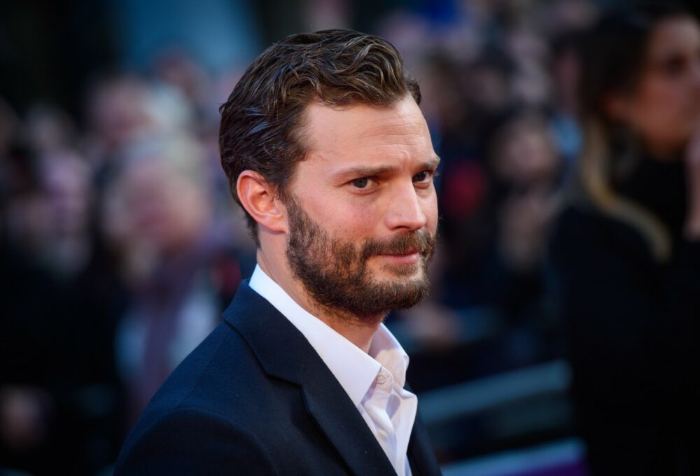 Jamie Dornan, slavni miljenik žena iz Irske, u 2023. godini doživio izuzetno neugodno iskustvo zbog kojeg je završio u bolnici. Ta je vijest tada prošla ispod radara i glumac je danas dobro, no jezivu priču o tome kako se Jamie Dornan u bolnici zapravo našao za vrijeme putovanja u Portugal otkrio je novinar Gordon Smart. Novinar je opisao detalje putovanja s prijateljima u Portugal prošle godine, među kojima je bio i Jamie Dornan koji je doživio stravično iskustvo. Jamie Dornan u bolnici se našao zbog dlakave gusjenice, a u priči je bilo i Espresso Martinija Zanosni 41-godišnji Irac s prijateljima se zaputio na jedan golf turnir u Portugalu, a već pri dolasku, ekipa je navalila na vino i popularni koktel Espresso Martini, otkriva showbiz novinar. Kaže kako su i on i Jamie na golf teren stigli poprilično mamurni, a onda im je pozlilo. PROČITAJTE: Jamie Dornan otkrio negativne strane slave - Žena koja ga je progonila i sulude teorije zavjere Gordon Smart prvi je osjetio trnce u lijevoj ruci i jako lupanje srca pa je završio u bolnici, a uskoro je hitna pomoć dovela i Jamieja Dornana. Doktor je ispitivao što su pili, a Gordon je nazvao i oca koji je doktor te je odmah posumnjao da su prijatelji na rubu srčanog udara zbog šest jakih Espresso Martinija koje su svaki populi dan prije. Na kraju je doktor pitao jesu li bili u doticaju s gusjenicama na golf terenu i otkrio da su zbog određenog tipa dlakavih gusjenica koje se pojavljuju na jugu Portugala smrtno stradali mnogi psi te da je zbog njih preko 40 muškaraca hospitalizirano zbog simptoma sličnim srčanom udaru. Jamie Dornan u bolnici je bio jako ljubazan, čak i na rubu srčanog udara Gordon Smart zaključio je kako su i on i slavni glumac sretni što su preživjeli, ali i da je Jamieju bilo još gore jer se u takvom stanju morao baviti s fanovima u bolnici. Dodao je i da je Jamie Dornan bio jako ljubazan te pristajao na selfieje s osobljem u bolnici. 