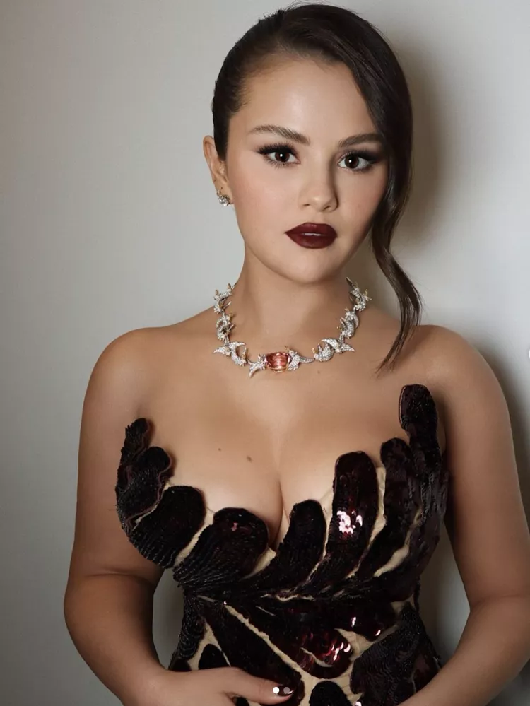 Tamnocrveni ruž za usne make up šminka Selena Gomez hello magazine croatia Tamni ruž Selene Gomez