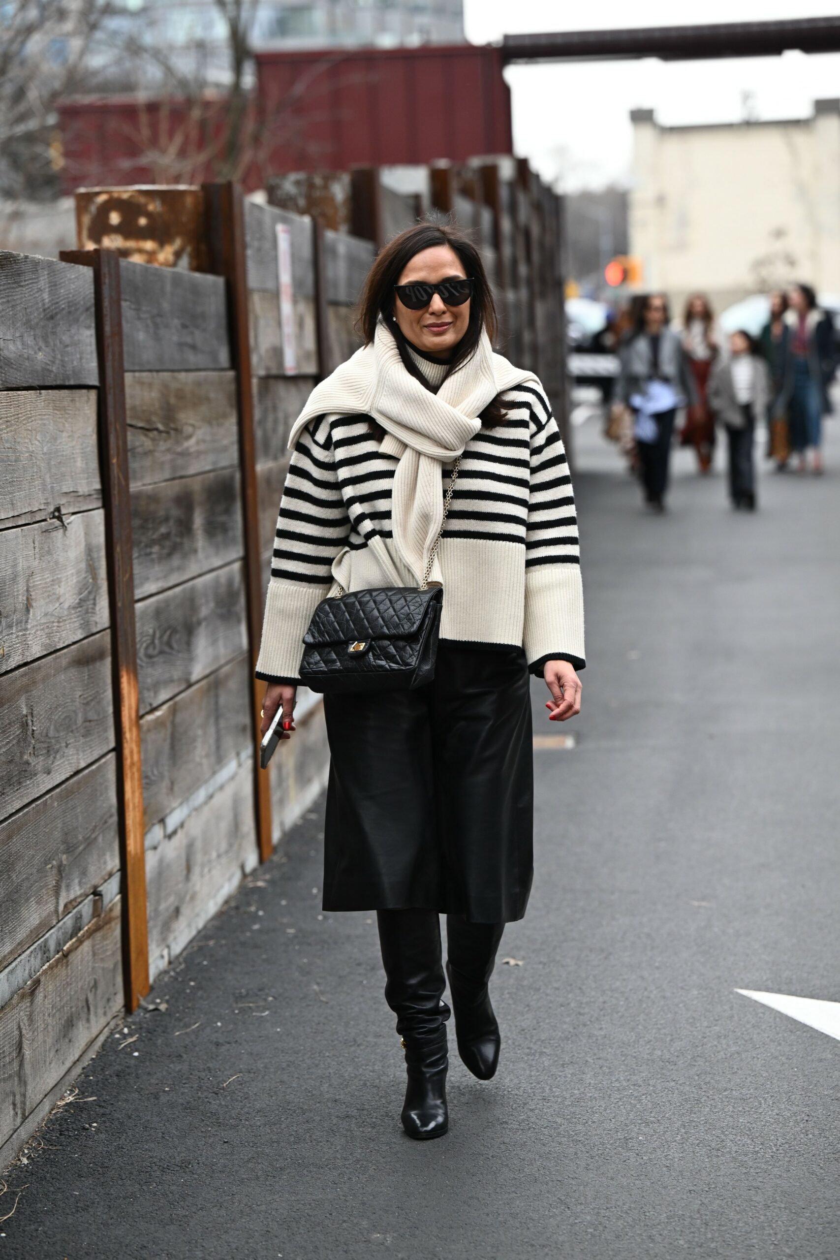 Tjedan mode u New Yorku pulover vesta preko kaputa hello magazine croatia hrvatska pulover oko vrata street style trendovi