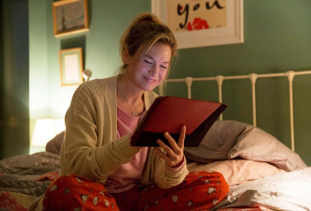 Zapišite u dnevnike - Bridget Jones se vraća! Strani mediji danas su potvrdili kako je krenup pred-produkcijski proces filma Bridget Jones 4 u kojem ćemo gledati naše omiljene junake s luckastom Bridget Jones na čelu, koju još od 2001. godine maestralno glumi Renee Zellweger. Prema pisanju američkog portala HELLO! u novom filmu vidjet ćemo i Hugha Granta i Colina Firtha, a nadamo se i Deriku Shepherdu s kojim je glavna junakinja započela ljubavnu priču u trećem nastavku. Evo što smo sve doznali o filmu Bridget Jones 4! Bridget Jones 4 vjerojatno će biti i najmračniji Dok su prva dva dijela bila izuzetno zabavna i lepršava, kao što to i priliči kasnim dvadesetima i ranim tridesetima, već u trećem nastavku stiglo je i mračnije doba života Bridget Jones koje je ipak rezultiralo lijepim krajem - rođenjem bebice i novom ljubavnom pričom. PROČITAJTE: Pitanje koje fanovi i dalje postavljaju - Zašto je McDreamy napustio Grey’s Anatomy? Četvrti film temelji se na knjizi Bridget Jones: Mad About u Boy u kojoj se događa... svašta.  Ako niste pročitali knjigu, upozoravamo vas - slijedi spoiler alert pa ga nemojte čitati ako se želite iznenaditi u kinu.  Bridget Jones 4 donosi tragičan kraj - ako će slijediti radnju knjige U knjizi Bridget Jones: Mad About u Boy glavna junakinja ima dvoje djece, što je divna vijest, a što također znači da ćemo u nadolazećem filmu gledati Bridget kako se snalazi u ulozi majke.  Ako će radnja pratiti knjigu to znači da će i Bridget Jones izgubiti najveću ljubav svog života - Marka Darcyja koji u knjizi pogiba zbog mine u Sudanu. Nakon toga shrvana Bridget ponovno pokušava pronaći sreću u ljubavi što dovodi do zabavnih i tragičnih trenutaka.  S veseljem očekujemo još jednu romantičnu komediju koja će nas provesti kroz zgode simpatične Britanke Bridget Jones!