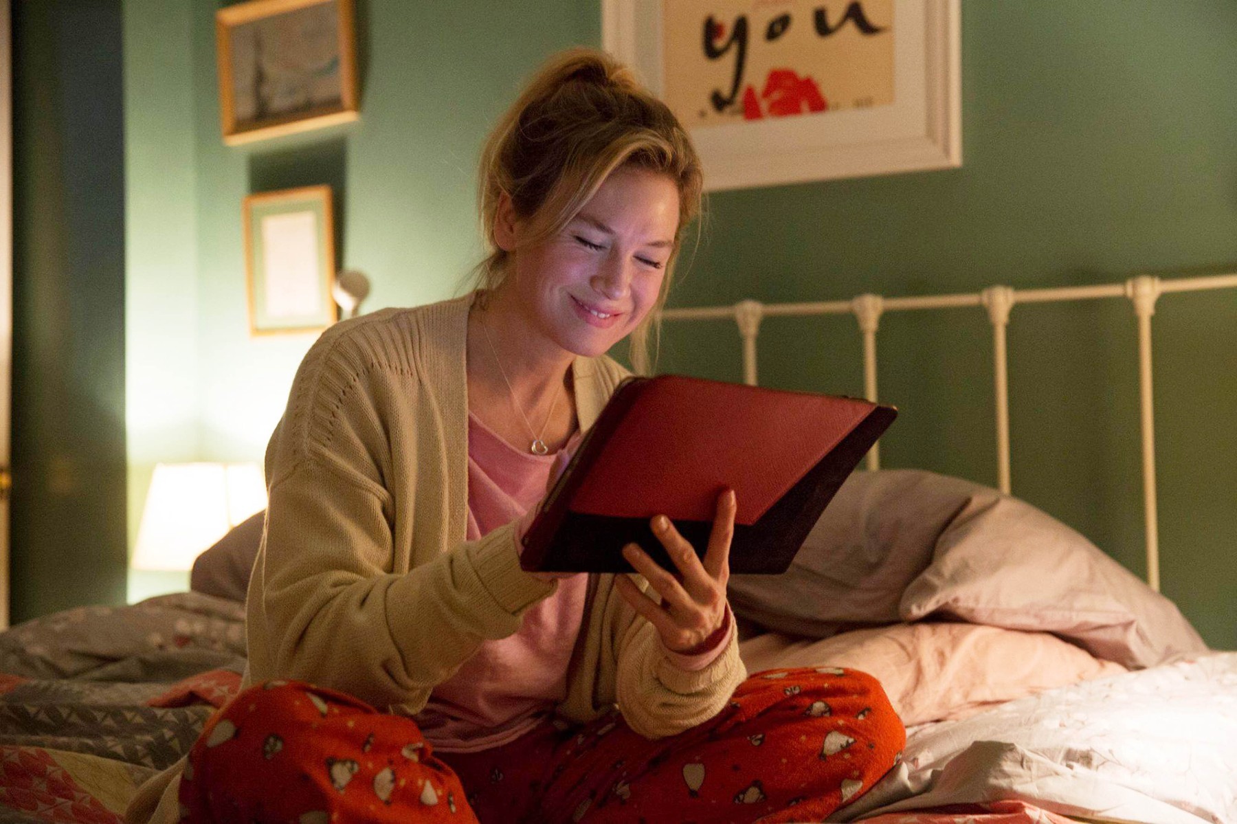 Zapišite u dnevnike - Bridget Jones se vraća! Strani mediji danas su potvrdili kako je krenup pred-produkcijski proces filma Bridget Jones 4 u kojem ćemo gledati naše omiljene junake s luckastom Bridget Jones na čelu, koju još od 2001. godine maestralno glumi Renee Zellweger. Prema pisanju američkog portala HELLO! u novom filmu vidjet ćemo i Hugha Granta i Colina Firtha, a nadamo se i Deriku Shepherdu s kojim je glavna junakinja započela ljubavnu priču u trećem nastavku. Evo što smo sve doznali o filmu Bridget Jones 4! Bridget Jones 4 vjerojatno će biti i najmračniji Dok su prva dva dijela bila izuzetno zabavna i lepršava, kao što to i priliči kasnim dvadesetima i ranim tridesetima, već u trećem nastavku stiglo je i mračnije doba života Bridget Jones koje je ipak rezultiralo lijepim krajem - rođenjem bebice i novom ljubavnom pričom. PROČITAJTE: Pitanje koje fanovi i dalje postavljaju - Zašto je McDreamy napustio Grey’s Anatomy? Četvrti film temelji se na knjizi Bridget Jones: Mad About u Boy u kojoj se događa... svašta.  Ako niste pročitali knjigu, upozoravamo vas - slijedi spoiler alert pa ga nemojte čitati ako se želite iznenaditi u kinu.  Bridget Jones 4 donosi tragičan kraj - ako će slijediti radnju knjige U knjizi Bridget Jones: Mad About u Boy glavna junakinja ima dvoje djece, što je divna vijest, a što također znači da ćemo u nadolazećem filmu gledati Bridget kako se snalazi u ulozi majke.  Ako će radnja pratiti knjigu to znači da će i Bridget Jones izgubiti najveću ljubav svog života - Marka Darcyja koji u knjizi pogiba zbog mine u Sudanu. Nakon toga shrvana Bridget ponovno pokušava pronaći sreću u ljubavi što dovodi do zabavnih i tragičnih trenutaka.  S veseljem očekujemo još jednu romantičnu komediju koja će nas provesti kroz zgode simpatične Britanke Bridget Jones!