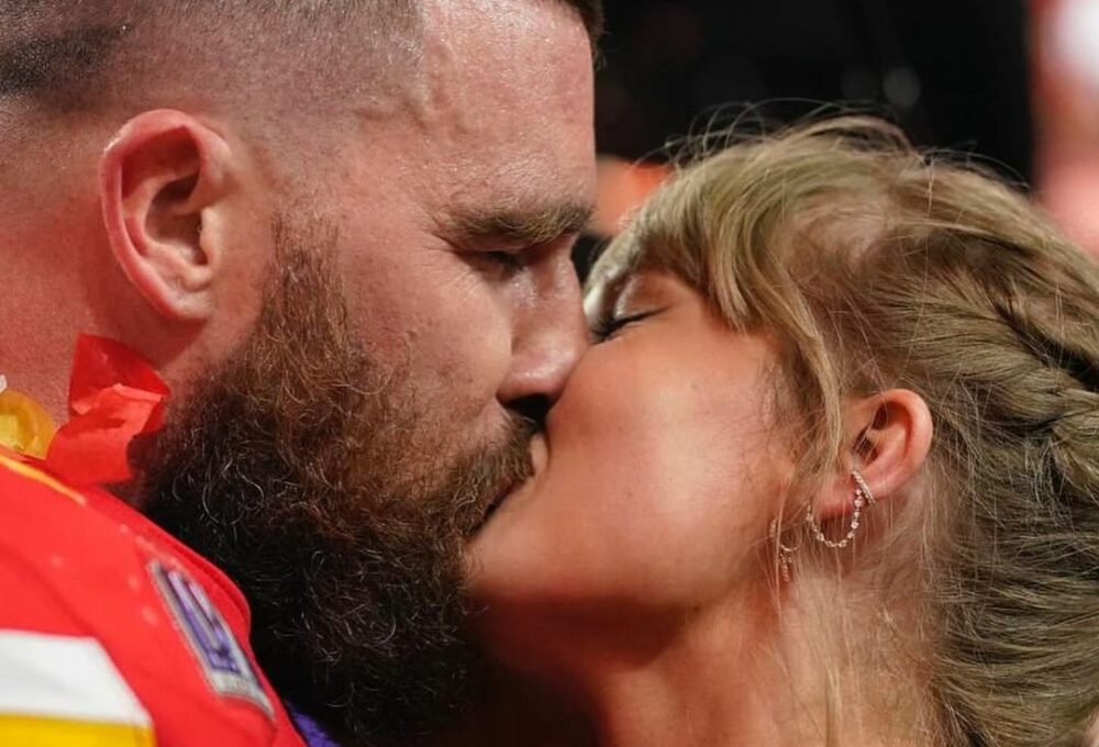 poljubac taylor swift travis kelce