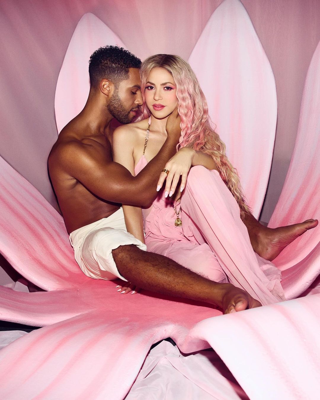 Shakira i Lucien Laviscount novi spot Emily in Paris Alfie ružičasta kosa hello magazine croatia hrvatska Shakira i Lucien Laviscount