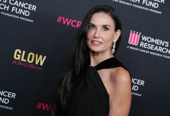 demi moore crna haljina