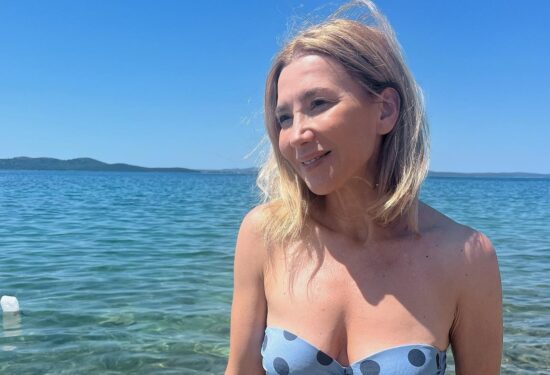 Ecija Ojdanić dvodijelni kupaći na točkice hello magazine croatia hrvatska Ecija Ojdanić u bikiniju
