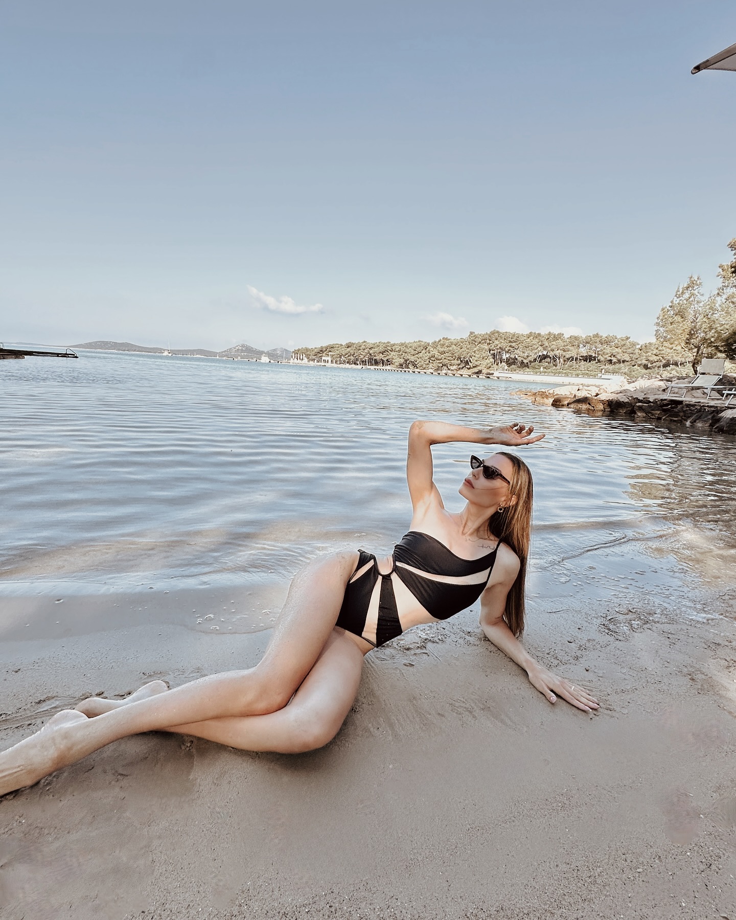 Cindy Šoštarić na plaži hello magazine croatia hrvatska kupaći kostim s prorezima