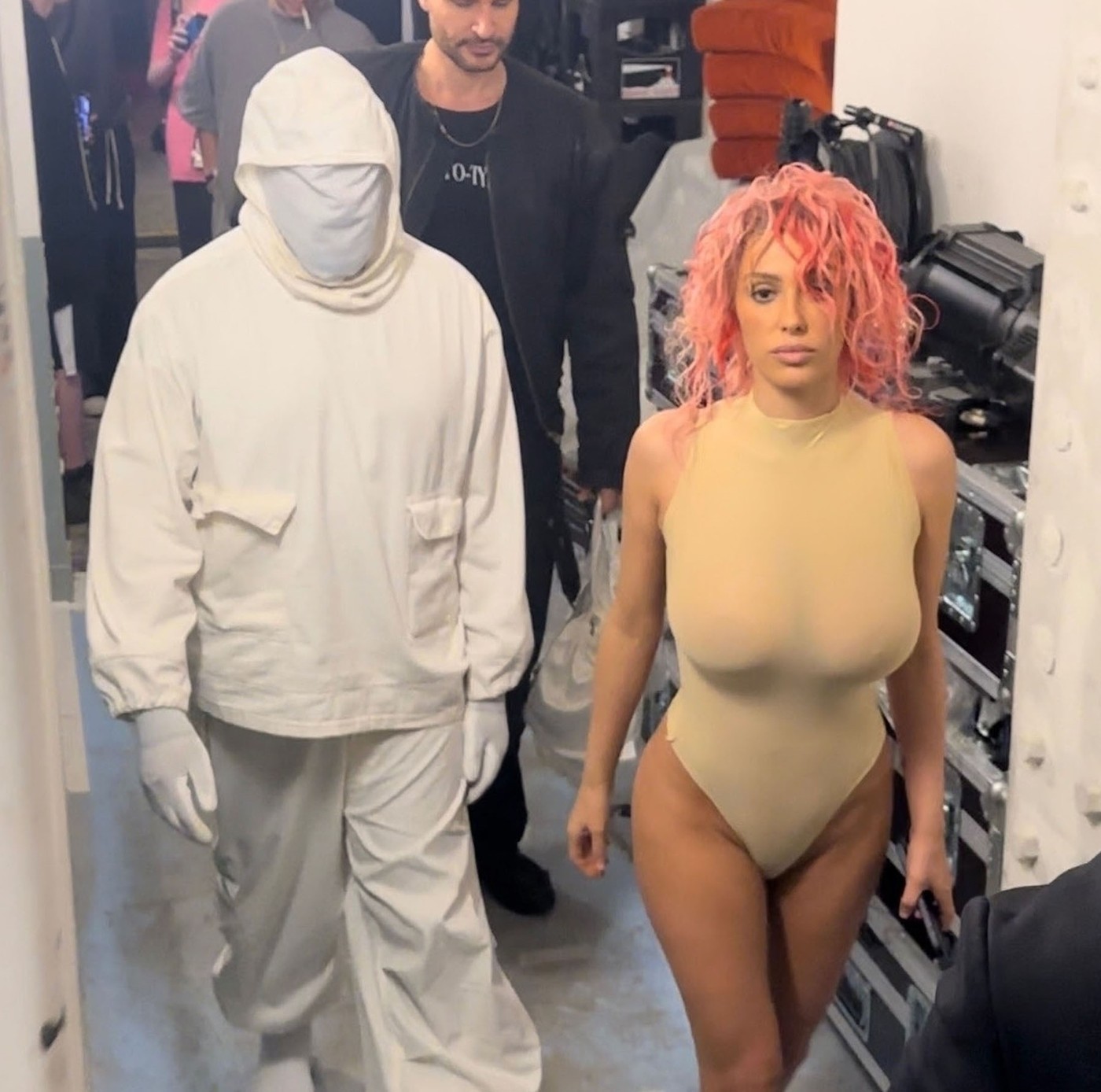 Kanye West razvod, Bianca Censori obitelj, Kanye manipulacija, Kanye i Bianca razlaz, brak Kanye West, Kanye West vijesti, Bianca Censori moda, Kanye Japan putovanje, Kanye West brak, problemi Kanye i Bianca