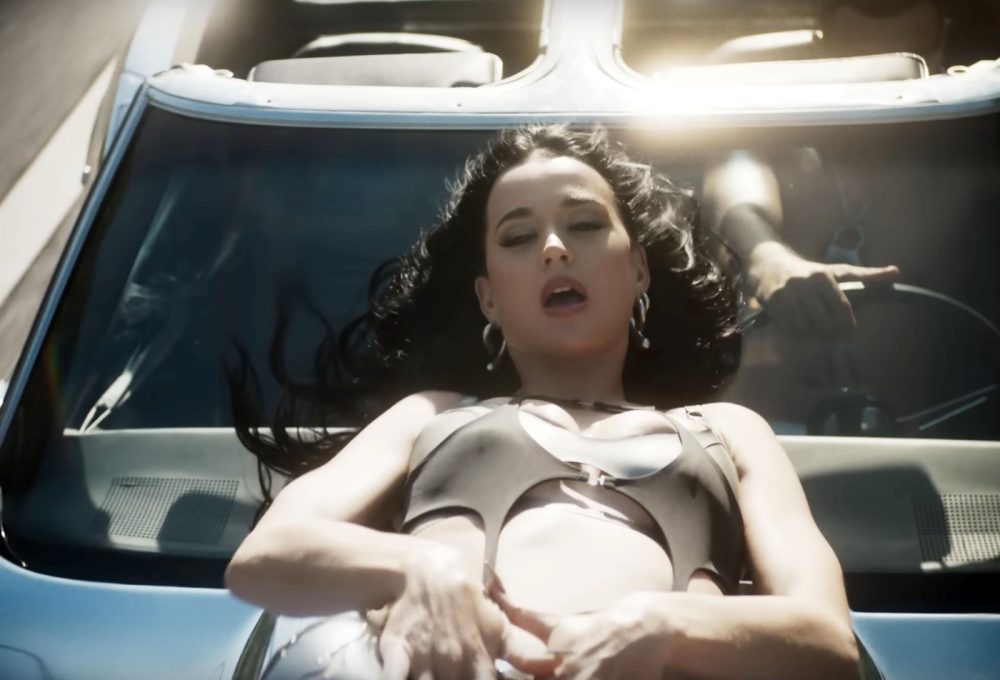 Katy Perry, Orlando Bloom, album 143, promocija albuma, privatnost veze, medijska pažnja, kritike, loše ocjene, provokativni sadržaj, MTV VMA, glazbeni neuspjeh, fanovi, seksualni život, intima, skandali, slavne veze