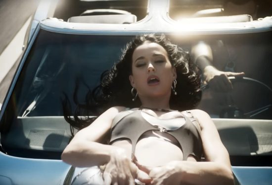 Katy Perry, Orlando Bloom, album 143, promocija albuma, privatnost veze, medijska pažnja, kritike, loše ocjene, provokativni sadržaj, MTV VMA, glazbeni neuspjeh, fanovi, seksualni život, intima, skandali, slavne veze