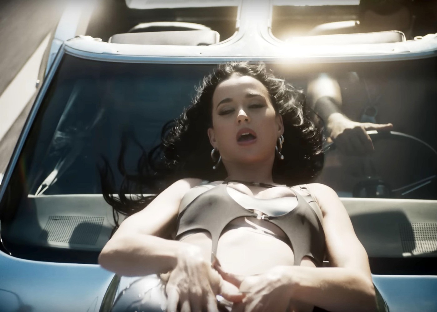 Katy Perry, Orlando Bloom, album 143, promocija albuma, privatnost veze, medijska pažnja, kritike, loše ocjene, provokativni sadržaj, MTV VMA, glazbeni neuspjeh, fanovi, seksualni život, intima, skandali, slavne veze