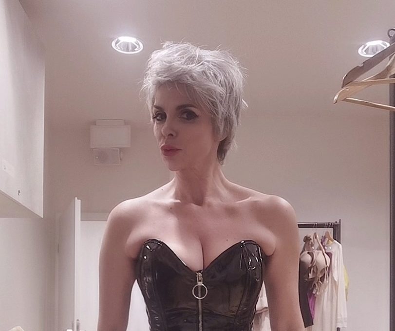 Mila Elegović, kazalište Komedija, BDSM stil, backstage fotografija, kožni korzet, pixie frizura, mrežaste čarape, glumica Mila Elegović