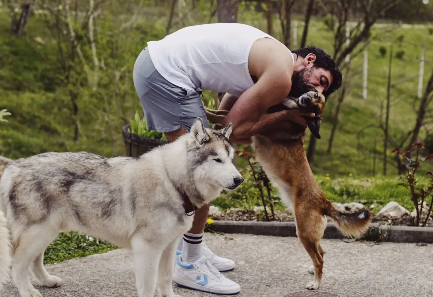 Slavko Sobin, glumac, video psića, šetnja po kiši, Buba, ljubimci, preslatki psići, društvene mreže, humor, zabava