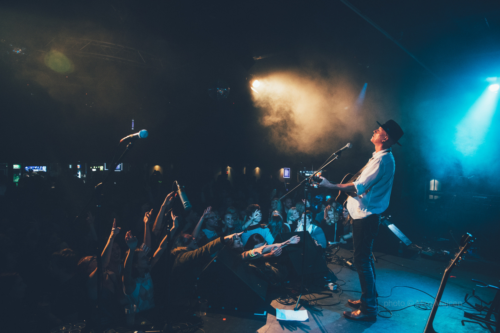 Vlado Kreslin koncert, Tvornica kulture Zagreb, slovenski rock glazbenik, Šajeta gost, Jakša Jordes gost, Kreslin crna gitara