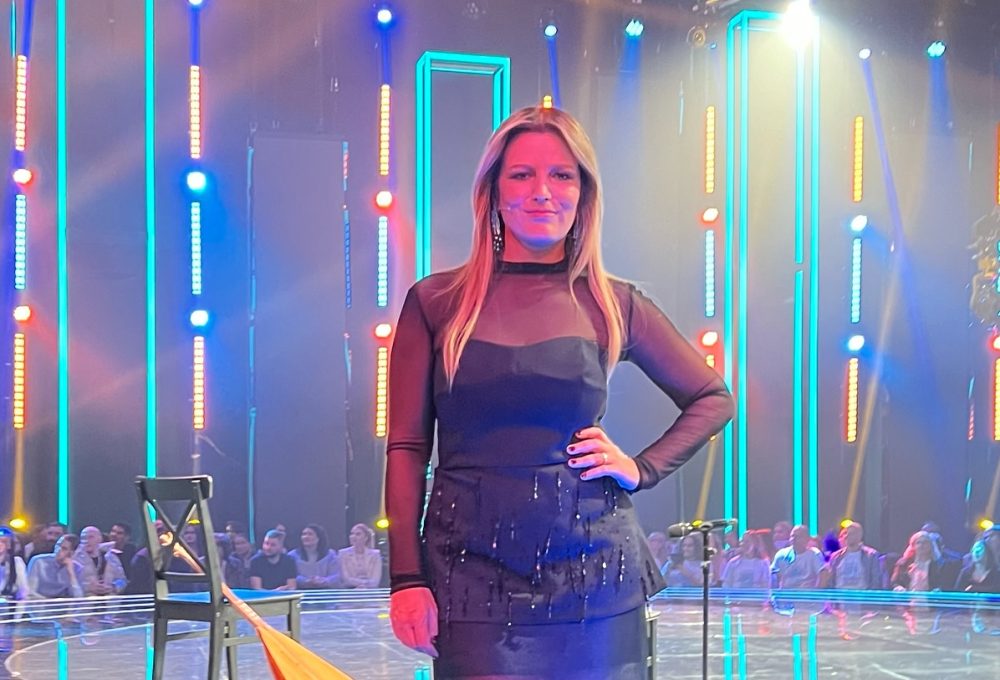 Antonija Blaće iza kulisa, elegantna crna haljina, voditeljica Antonija Blaće, priprema za voditeljsku ulogu, televizijski spektakl