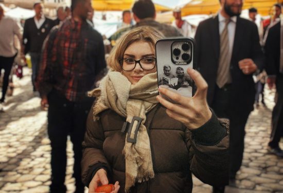 Ella Dvornik, muškarci tračaju, humoristični skeč, tračevi, Instagram, influencerica, žene i tračevi, tračevi na kavama, muški prijatelji, smijeh