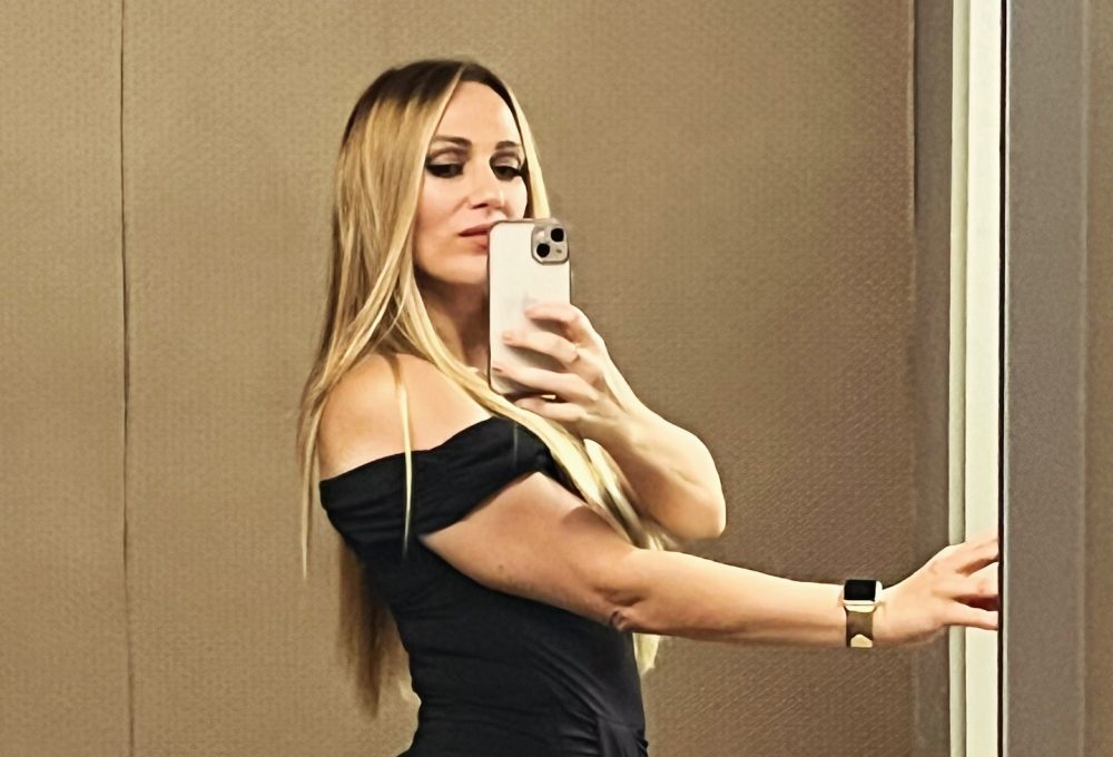 Neda Parmać, poza s rukom na boku, omiljena poza, fotografija Nede Parmać, prijedlozi za poze, samopouzdanje i elegancija, ideje za poziranje