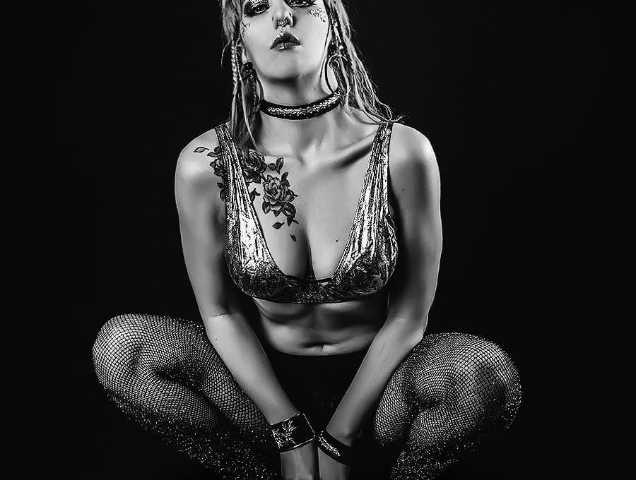 Nina Kraljić, Nina Kraljić video, mačka u zrcalu, Gospodar prstenova glazba, introspektivni video, Nina Kraljić poruka, glazba Louis Viallet, duboki video, 