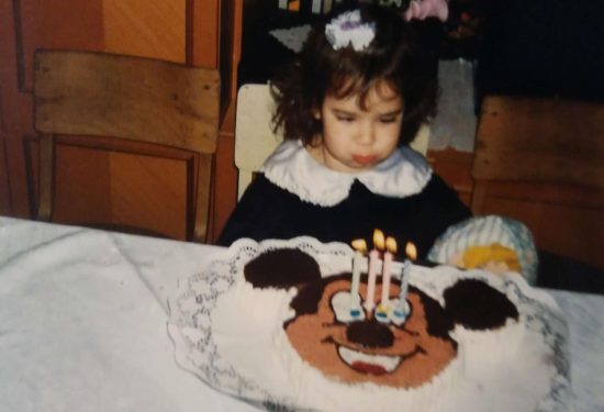 retro fotka pjevačice, pjevačica djetinjstvo, mickey mouse torta, pjevačica objavila sliku, retro fotografija, slika iz djetinjstva, obožavatelji pjevačice