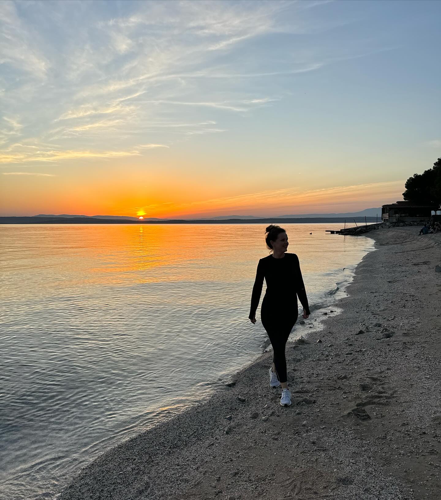 Sandra Bagarić, operna pjevačica, zalazak sunca, plaža, fit izgled, tajice, crna majica, šetnja uz more, fotografije, inspiracija, jesen