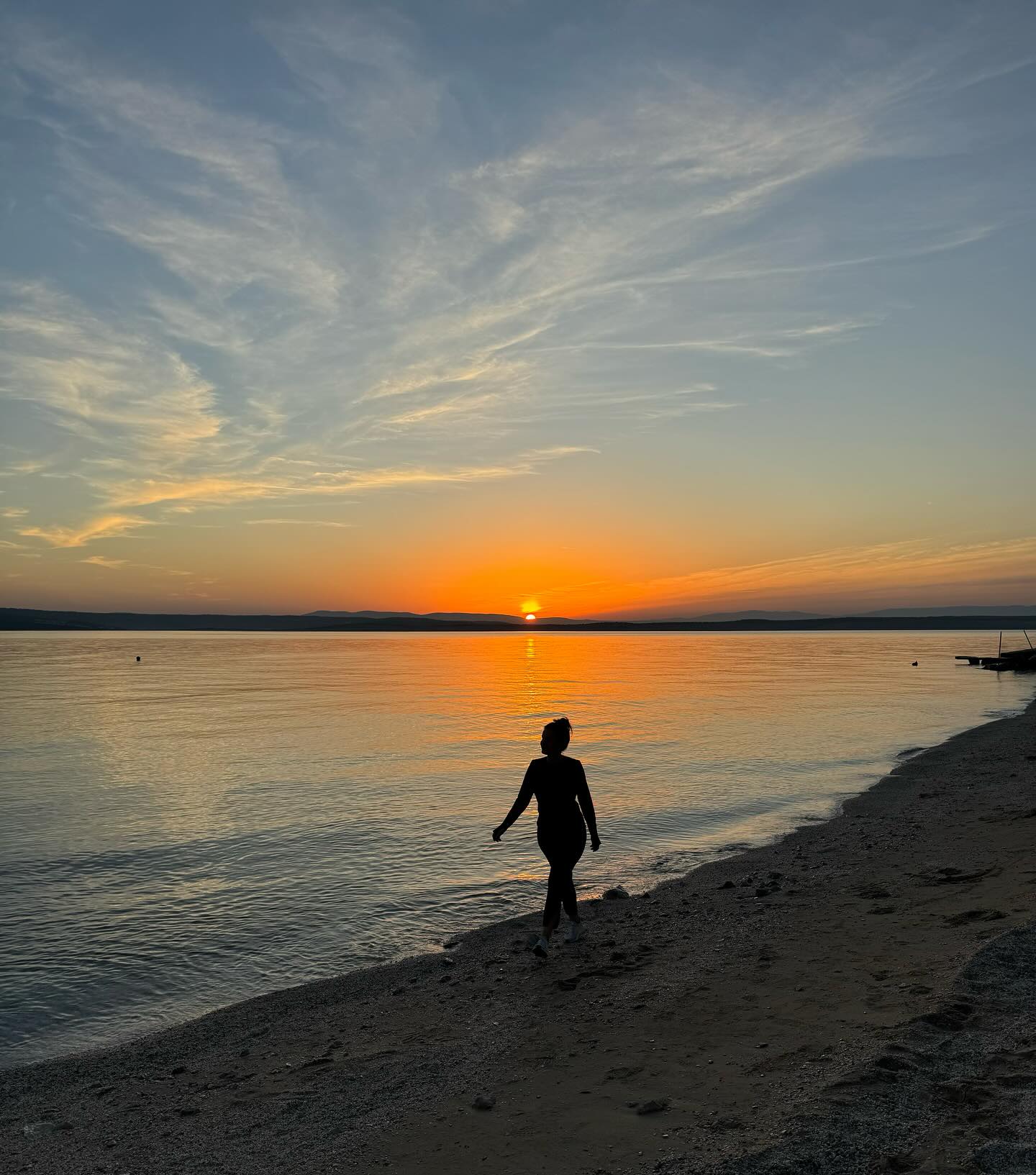 Sandra Bagarić, operna pjevačica, zalazak sunca, plaža, fit izgled, tajice, crna majica, šetnja uz more, fotografije, inspiracija, jesen