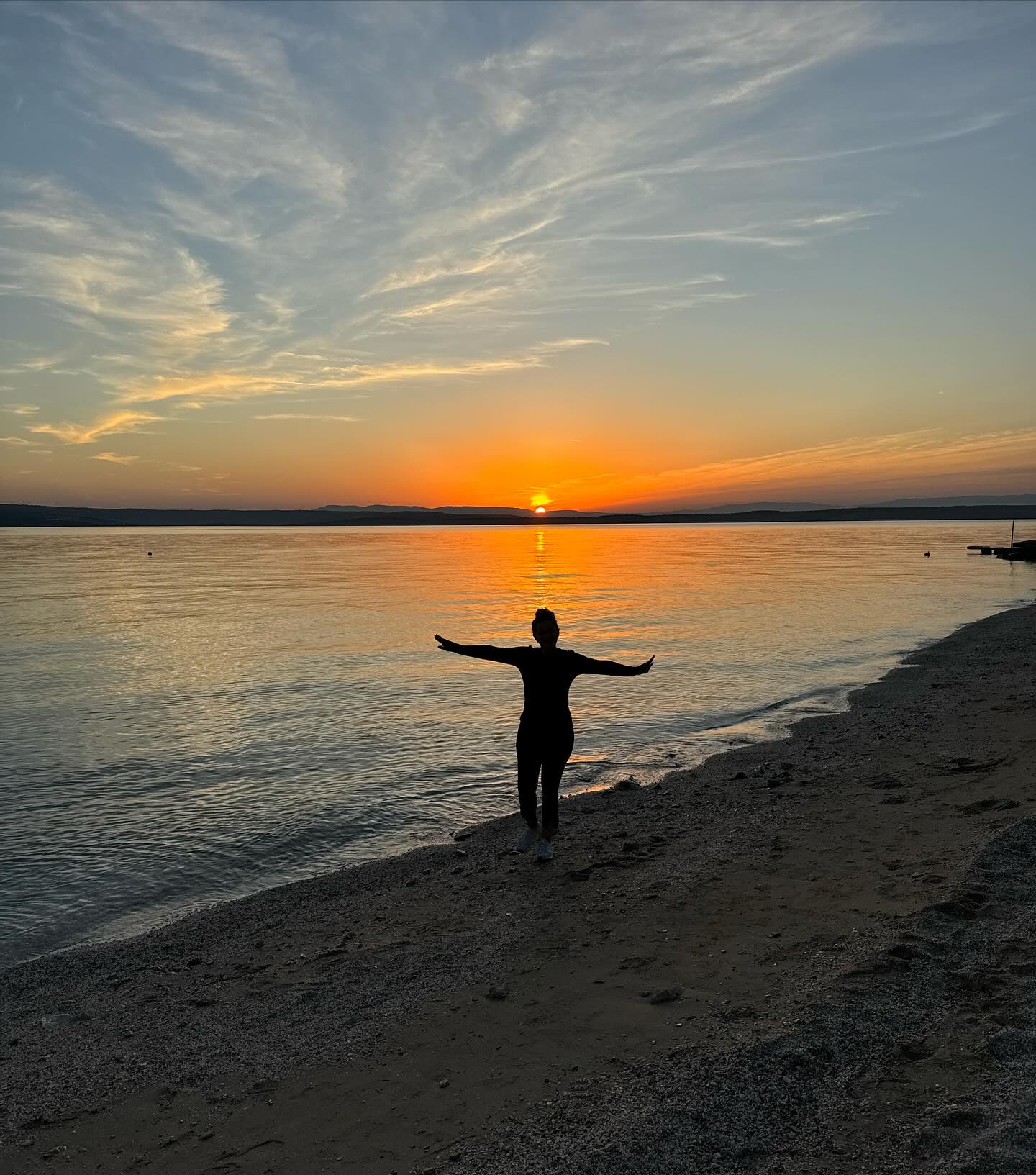 Sandra Bagarić, operna pjevačica, zalazak sunca, plaža, fit izgled, tajice, crna majica, šetnja uz more, fotografije, inspiracija, jesen