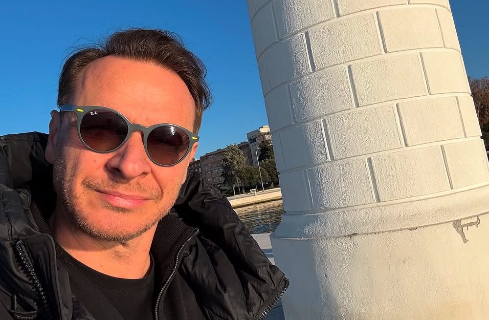 Enis Bešlagić, ljubavne scene, snimanje na setu, profesionalnost glumaca, filmske scene, glumački izazovi, snimanje poljubaca, glumački rad