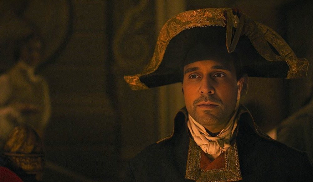 Luka Nižetić, modni stil, zebrasti kaput, London moda, hrvatski pjevač, modna ikona, Mama Shelter London, crno-bijela kombinacija, modni trendovi, hrvatska moda, stil i elegancija, modni uzor, fit figura, modni hit, luksuzni hotel, Napoleon