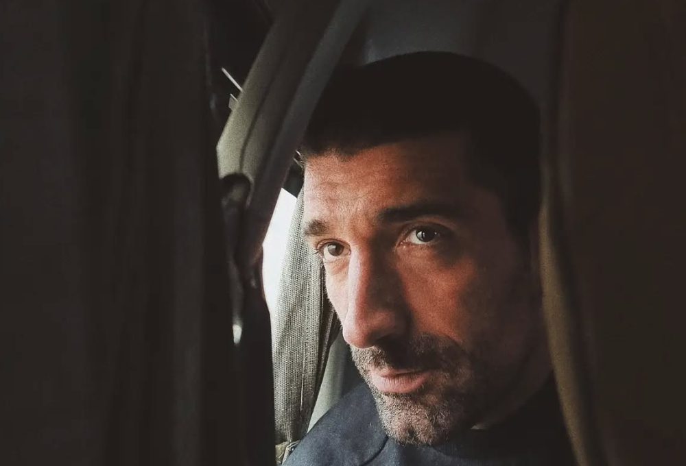 Slavko Sobin, božićni party London, krem odijelo, LOKOMOTIVA by Lana Puljić, karirane hlače, usko odijelo, modne kombinacije, party outfit, elegantni look, brend LOKOMOTIVA, Lana Puljić, modni trendovi