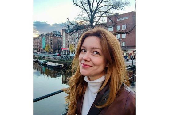 Tara Rosandić, Amsterdam, fotografija kraj kanala, putovanje glumice, Amsterdam doživljaji, Tara Rosandić Amsterdam, poznate osobe putovanja