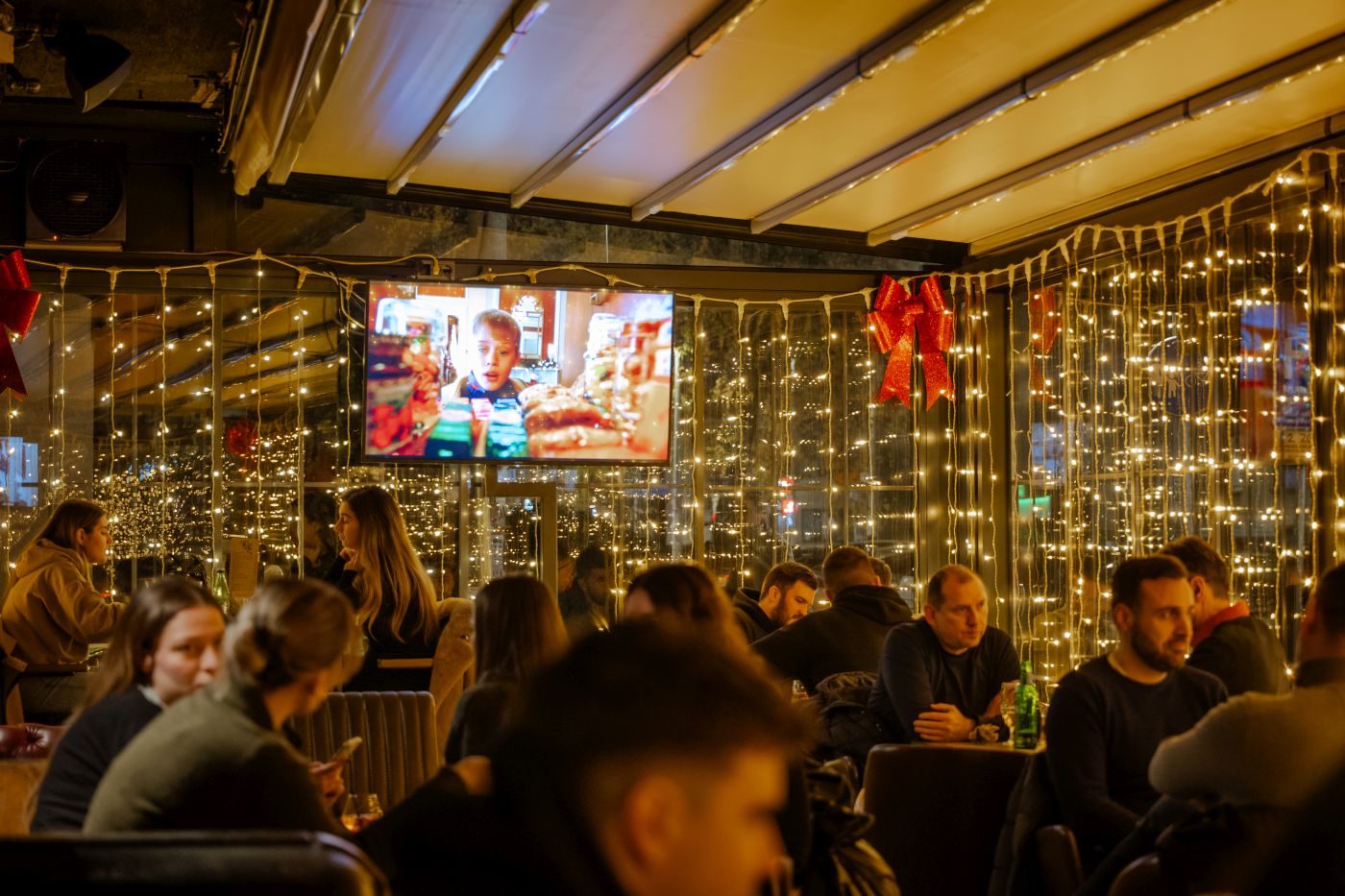 U ovom zagrebačkom baru u sklopu Adventa možete svakodnevno gledati film Sam u kući | Sherlock Bar