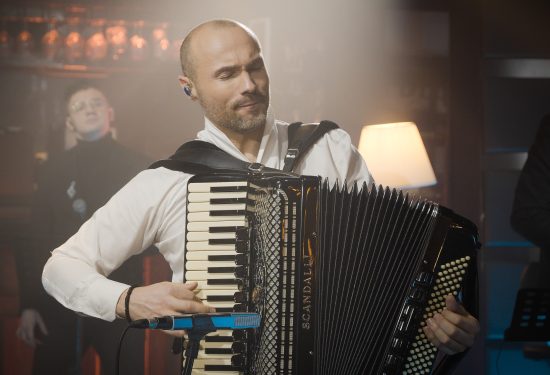 Aleksandar Sofronijević, najzgodniji harmonikaš Balkana, harmonika i moderni zvuk, Luka Modrić rođendan, suradnje s glazbenim legendama, obrade hitova, Toma soundtrack, harmonika i rock 'n' roll, tradicija i suvremenost, harmonika univerzalan instrument, balkanska glazbena scena