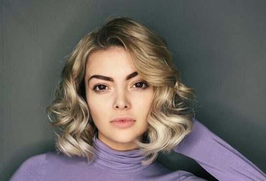 Ella Dvornik TikTok, Ella Dvornik ormar, crna i šarena odjeća, influencerica Ella Dvornik, TikTok video, modni stil Ella Dvornik, svestranost stila, modni savjeti