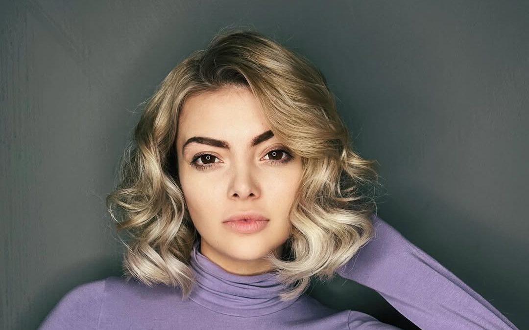 Ella Dvornik TikTok, Ella Dvornik ormar, crna i šarena odjeća, influencerica Ella Dvornik, TikTok video, modni stil Ella Dvornik, svestranost stila, modni savjeti