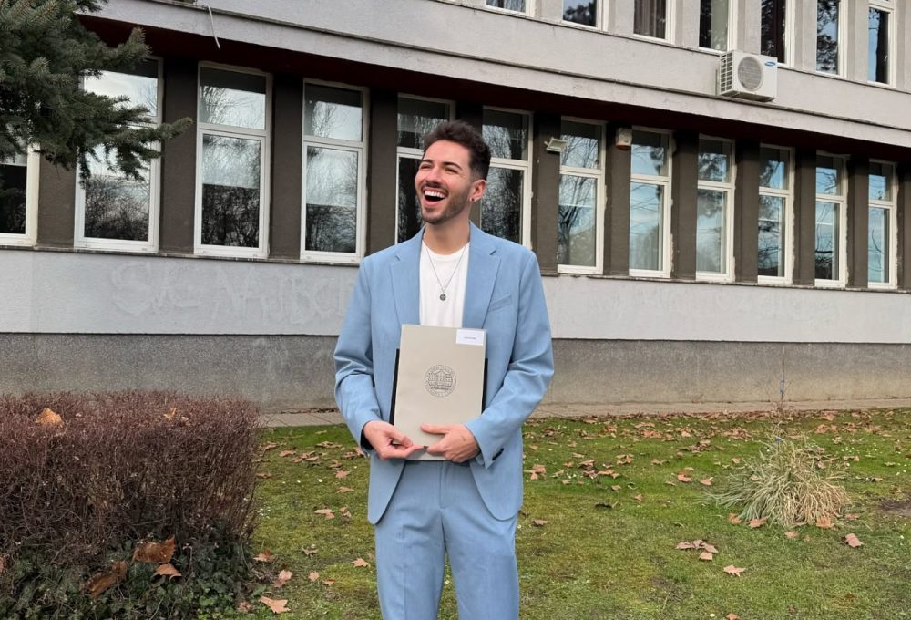 Niko Čuturić, diploma, Instagram objava, baby plavo odijelo, smiješni opis, TikTok kreator, humorističan trenutak